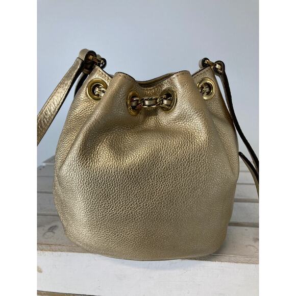 MICHAEL KORS, MINI GOLD PEBBLED LEATHER CROSSBODY BAG - Picture 4 of 15
